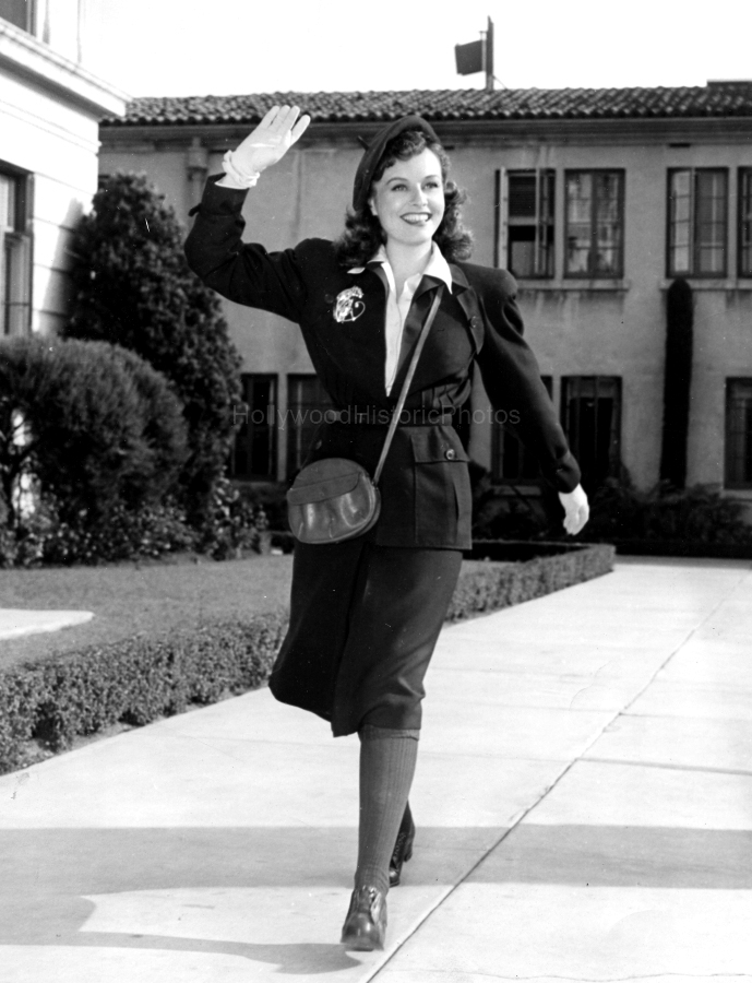 Paulette Goddard 1941 Paramount Pictures.jpg